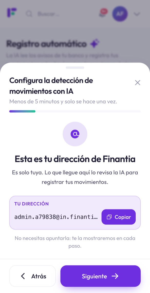 Guía del Registro automático de Finantia en el celular mostrando la dirección única para reenviar los avisos del banco